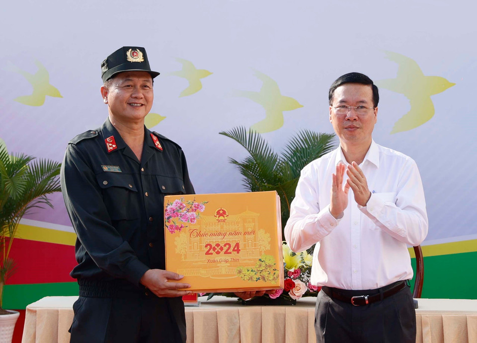 Chủ tịch nước Võ Văn Thưởng tặng quà Tết cho Tiểu đoàn Cảnh sát Cơ động, Công an tỉnh Đồng Tháp. (Ảnh: Thống Nhất/TTXVN)