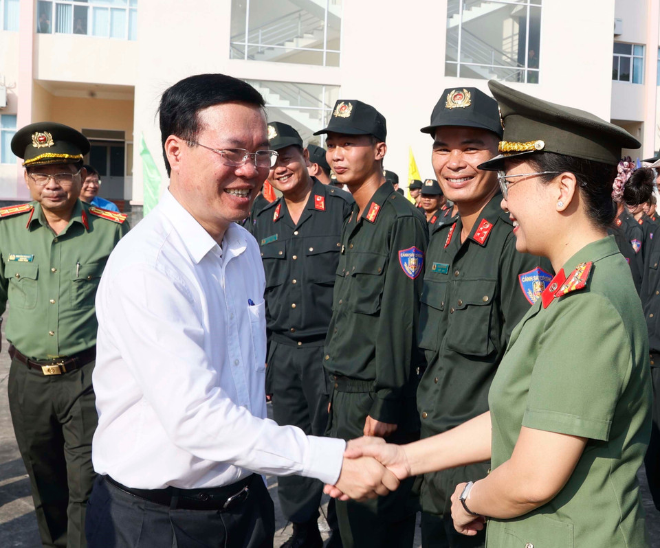 Chủ tịch nước Võ Văn Thưởng với cán bộ, chỉ huy Công an tỉnh Đồng Tháp và Tiểu đoàn Cảnh sát Cơ động. (Ảnh: Thống Nhất/TTXVN)