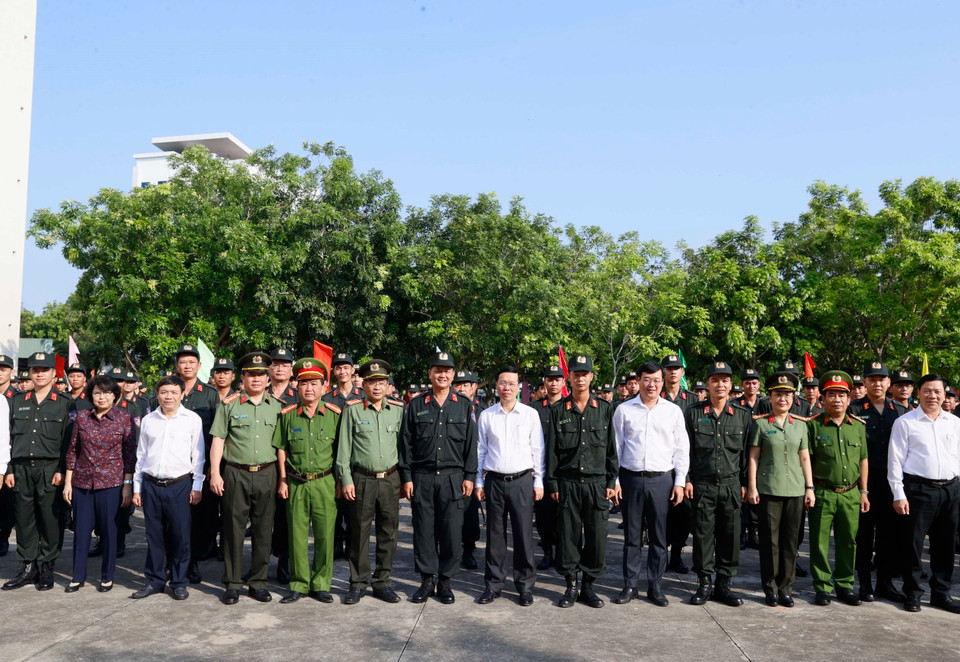 Chủ tịch nước Võ Văn Thưởng và đại biểu chụp ảnh chung với cán bộ, chiến sỹ Công an tỉnh Đồng Tháp và Tiểu đoàn Cảnh sát Cơ động. (Ảnh: Thống Nhất/TTXVN)
