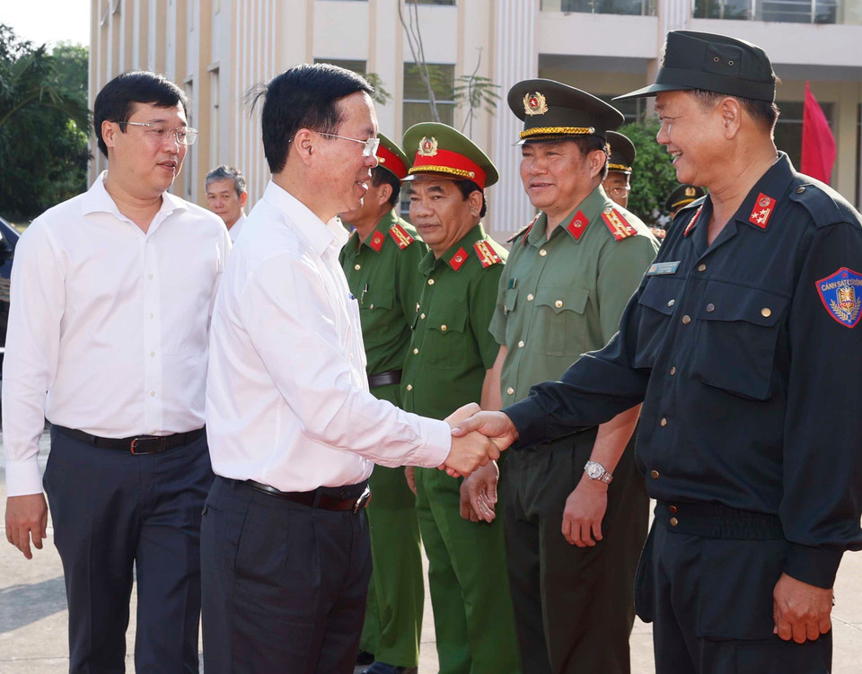 Chủ tịch nước Võ Văn Thưởng với cán bộ, sỹ quan chỉ huy Tiểu đoàn Cảnh sát Cơ động, Công an tỉnh Đồng Tháp. (Ảnh: Thống Nhất/TTXVN)
