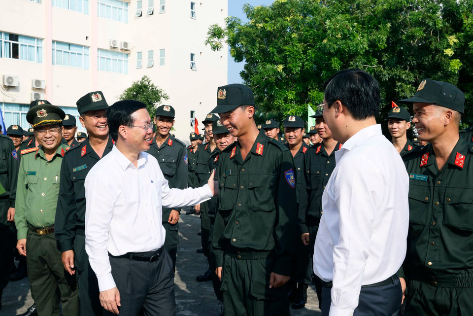 Chủ tịch nước Võ Văn Thưởng thăm hỏi, động viên chiến sỹ Cảnh sát Cơ động, Công an tỉnh Đồng Tháp. (Ảnh: Thống Nhất/TTXVN)