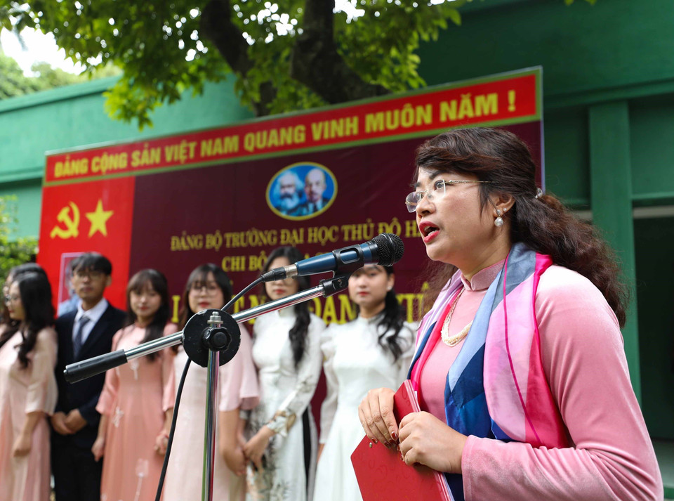 Đồng chí Trần Thị Hà Giang, Đảng ủy viên, Bí thư Chi bộ khoa Sư Phạm giao nhiệm vụ cụ thể tiếp tục phấn đấu để hoàn thành 12 tháng dự bị và tiếp tục học tập, rèn luyện để trở thành những nhà giáo mẫu mực và những đảng viên ưu tú. (Ảnh: Thanh Tùng/TTXVN)