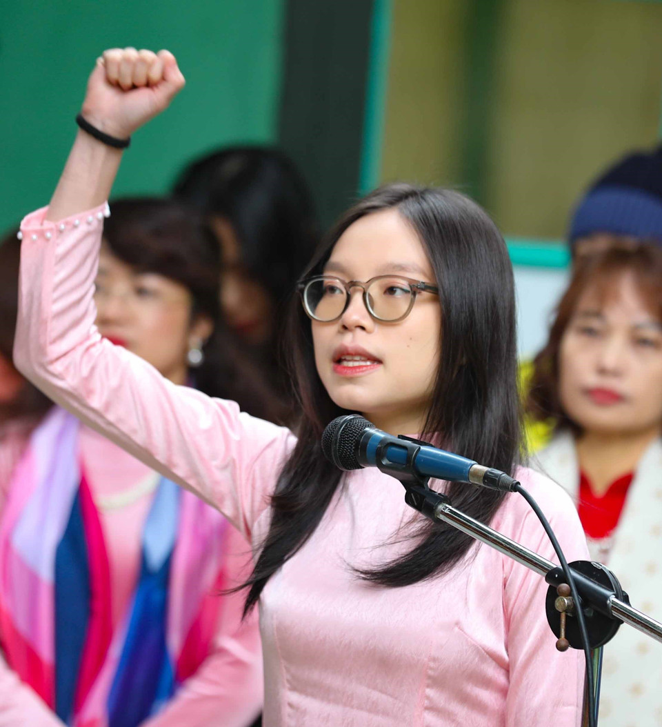 Đảng viên mới, sinh viên ưu tú Nguyễn Minh Hạnh tuyên thệ. (Ảnh: Thanh Tùng/TTXVN)