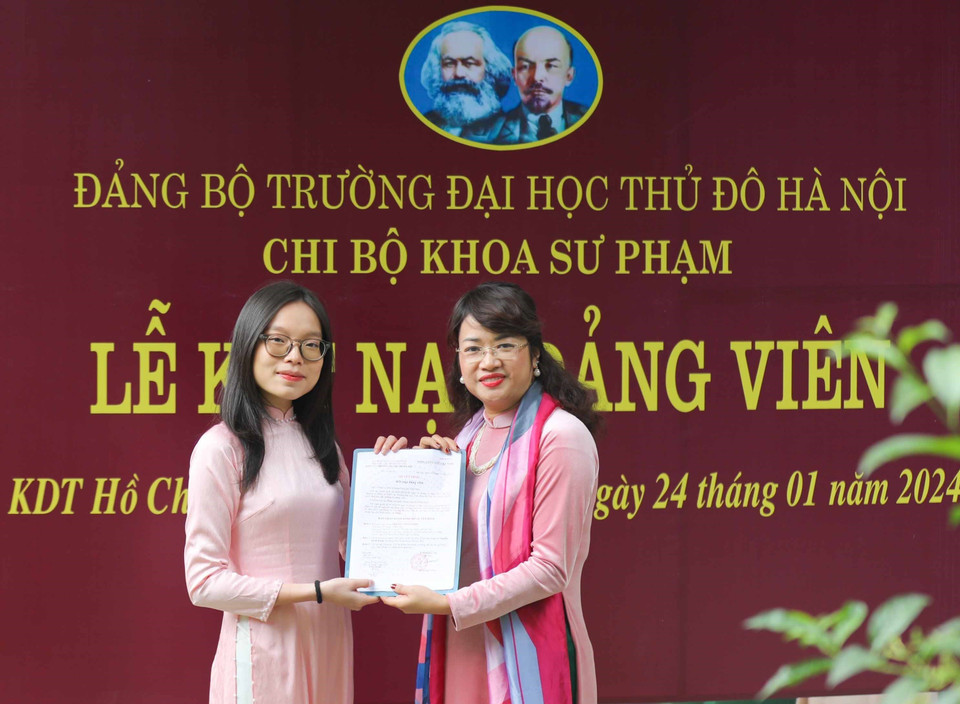 Sinh viên ưu tú Nguyễn Minh Hạnh nhận quyết định kết nạp đảng viên mới thuộc chi bộ khoa Sư Phạm. (Ảnh: Thanh Tùng/TTXVN)
