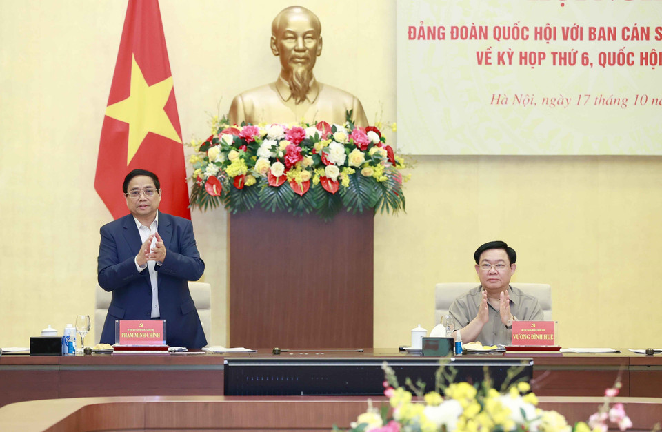 Thủ tướng Phạm Minh Chính và Chủ tịch Quốc hội Vương Đình Huệ đồng chủ trì hội nghị. (Ảnh: Doãn Tấn/TTXVN)