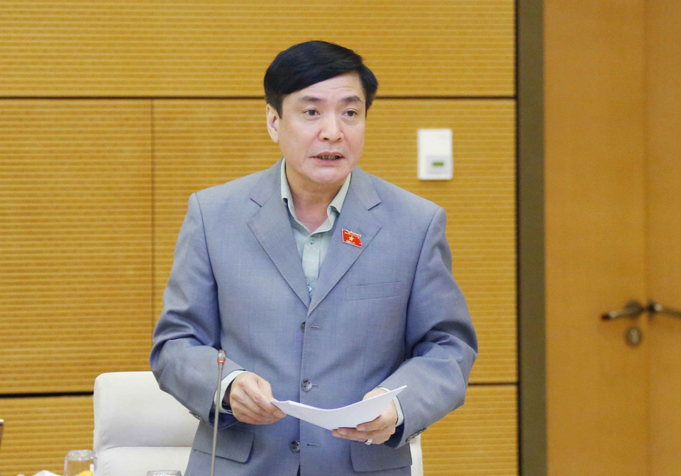 Tổng Thư ký Quốc hội, Chủ nhiệm Văn phòng Quốc hội Bùi Văn Cường báo cáo sơ bộ kết quả tuần họp đầu tiên theo hình thức trực tuyến của Kỳ họp thứ hai, Quốc hội khóa XV. (Ảnh: Doãn Tấn/TTXVN)