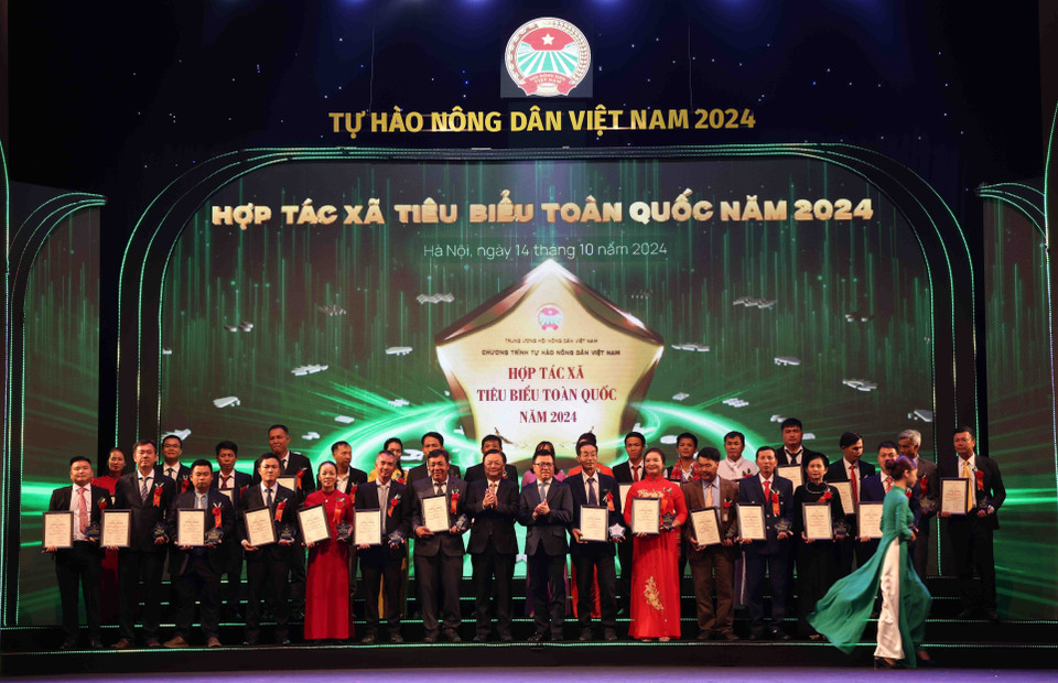 Bộ trưởng Bộ Nông nghiệp và Phát triển nông thôn Lê Minh Hoan và Tổng Biên tập Báo Nhân Dân Lê Quốc Minh với đại diện các Hợp tác xã tiêu biểu toàn quốc năm 2024. (Ảnh: Vũ Sinh/TTXVN)