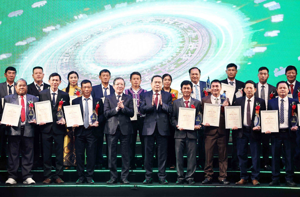 Chủ tịch Quốc hội Trần Thanh Mẫn và Chủ tịch Hội Nông dân Việt Nam Lương Quốc Đoàn với các nông dân Việt Nam xuất sắc. (Ảnh: Thống Nhất/TTXVN)