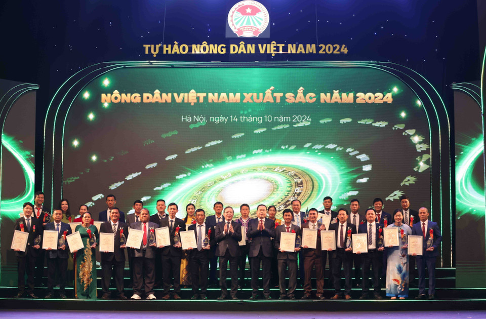 Chủ tịch Quốc hội Trần Thanh Mẫn và Chủ tịch Hội Nông dân Việt Nam Lương Quốc Đoàn với các Nông dân Việt Nam xuất sắc năm 2024. (Ảnh: Vũ Sinh/TTXVN)