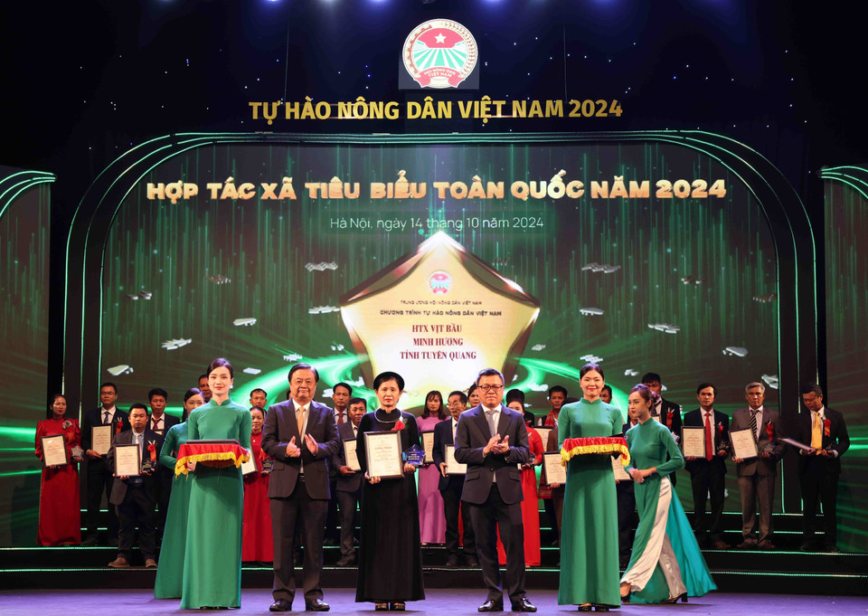 Bộ trưởng Bộ Nông nghiệp và Phát triển Nông thôn Lê Minh Hoan và Tổng Biên tập Báo Nhân Dân Lê Quốc Minh trao chứng nhận và biểu trưng cho đại diện các Hợp tác xã tiêu biểu toàn quốc năm 2024. (Ảnh: Vũ Sinh/TTXVN)