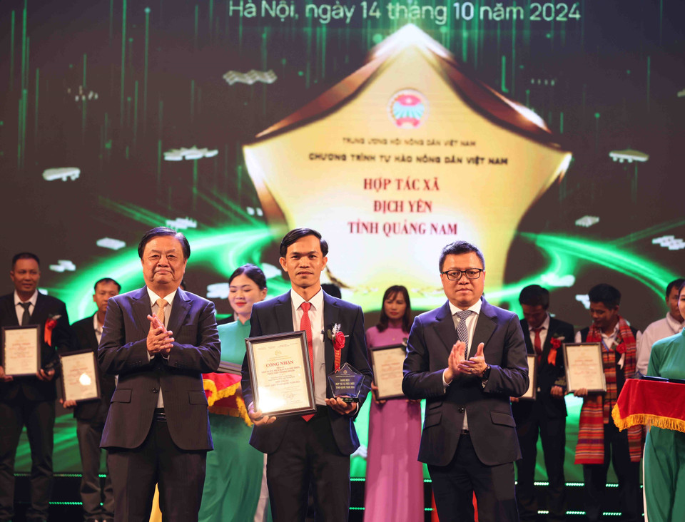 Bộ trưởng Bộ Nông nghiệp và Phát triển Nông thôn Lê Minh Hoan và Tổng Biên tập Báo Nhân Dân Lê Quốc Minh trao chứng nhận và biểu trưng cho đại diện các Hợp tác xã tiêu biểu toàn quốc năm 2024. (Ảnh: Vũ Sinh/TTXVN)