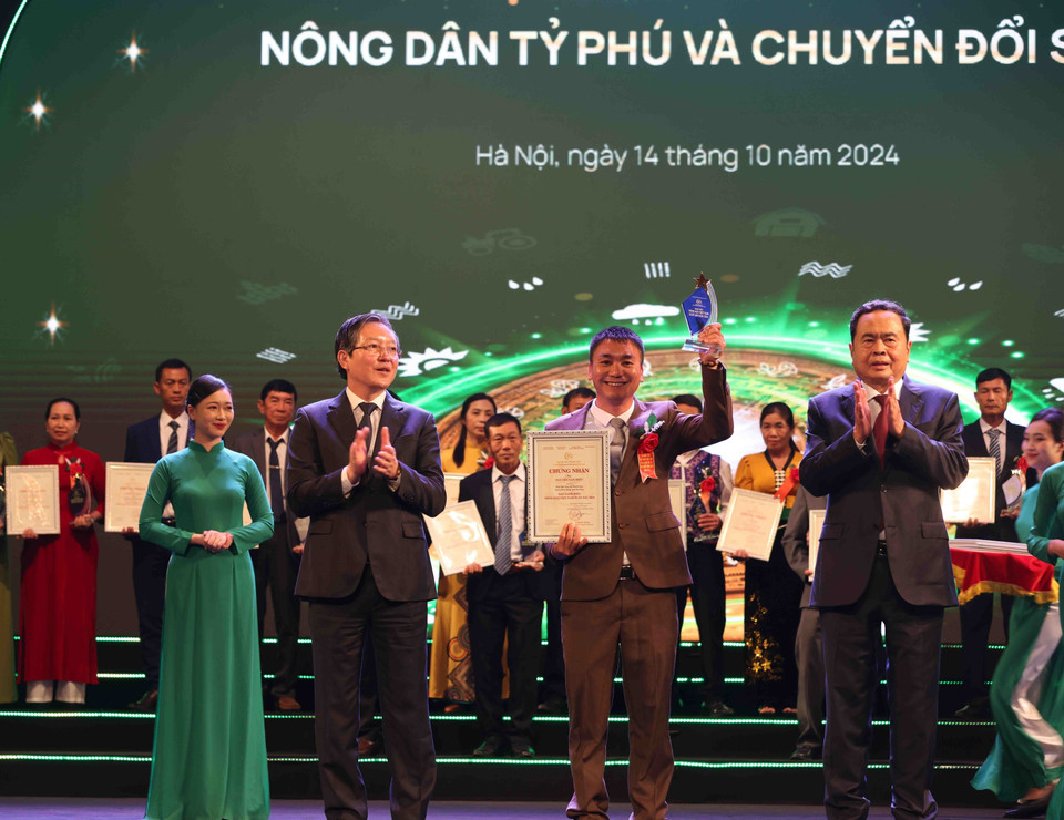 Chủ tịch Quốc hội Trần Thanh Mẫn và Chủ tịch Hội Nông dân Việt Nam Lương Quốc Đoàn trao chứng nhận và biểu trưng tôn vinh các Nông dân Việt Nam xuất sắc năm 2024. (Ảnh: Vũ Sinh/TTXVN)