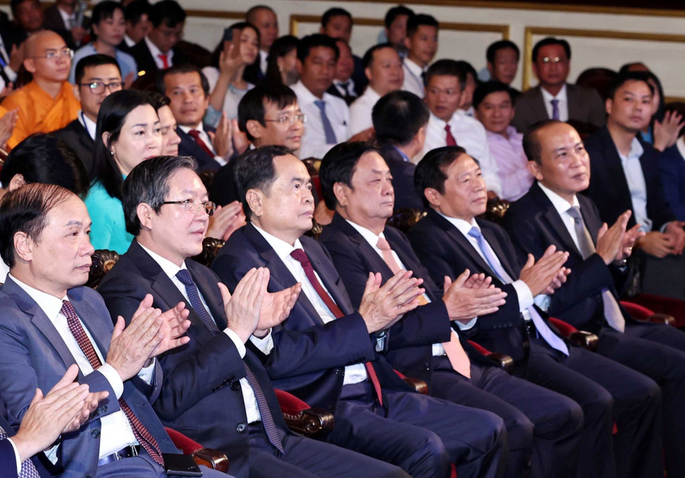 Chủ tịch Quốc hội Trần Thanh Mẫn và các đại biểu tham dự buổi lễ. (Ảnh: Thống Nhất/TTXVN)