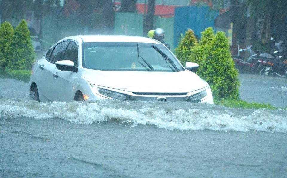 Mưa to khiến nước không thoát kịp, gây ngập nặng khu vực trung tâm thành phố Cần Thơ. (Ảnh: TTXVN phát)