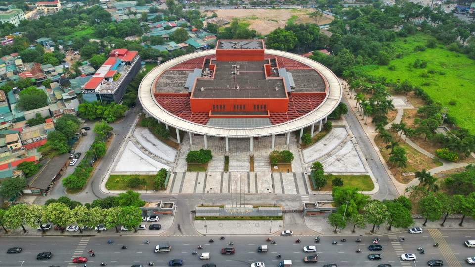 Cung hữu nghị Việt-Trung được thiết kế độc đáo, bên ngoài tròn, bên trong vuông, lấy cảm hứng từ bông hoa sen. Hình tròn tượng trưng cho sự hài hòa, đoàn kết và viên mãn. (Ảnh: Tuấn Anh/TTXVN)