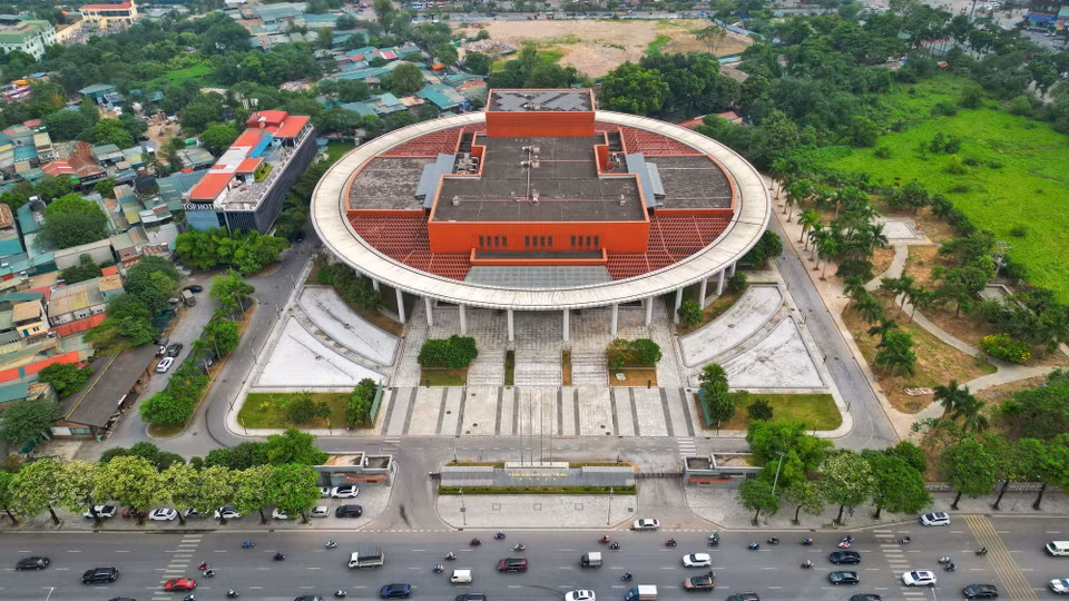 Cung hữu nghị Việt-Trung được thiết kế độc đáo, bên ngoài tròn, bên trong vuông, lấy cảm hứng từ bông hoa sen. Hình tròn tượng trưng cho sự hài hòa, đoàn kết và viên mãn. (Ảnh: Tuấn Anh/TTXVN)