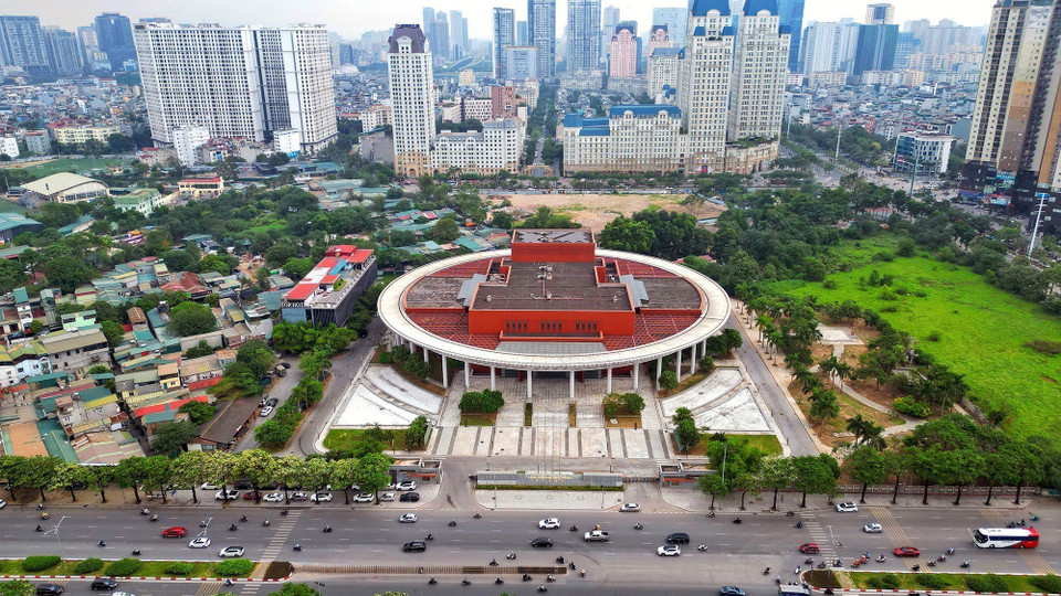 Cung hữu nghị Việt-Trung được thiết kế độc đáo, bên ngoài tròn, bên trong vuông, lấy cảm hứng từ bông hoa sen. Hình tròn tượng trưng cho sự hài hòa, đoàn kết và viên mãn. (Ảnh: Tuấn Anh/TTXVN)