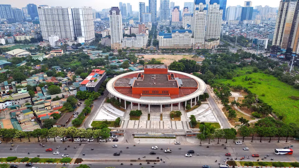 Cung hữu nghị Việt-Trung được thiết kế độc đáo, bên ngoài tròn, bên trong vuông, lấy cảm hứng từ bông hoa sen. Hình tròn tượng trưng cho sự hài hòa, đoàn kết và viên mãn. (Ảnh: Tuấn Anh/TTXVN)