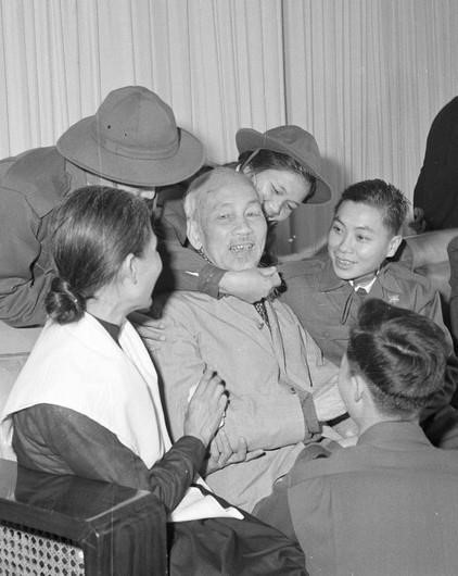 Chủ tịch Hồ Chí Minh không chỉ là tấm gương của một vĩ nhân, một lãnh tụ cách mạng vĩ đại, ở Người còn toát lên hình ảnh một con người rất đỗi giản dị, khiêm tốn, gần gũi nhân dân. Trong ảnh: Bác Hồ tiếp và nói chuyện với đoàn đại biểu Mặt trận dân tộc giải phóng miền Nam Việt Nam ra thăm miền Bắc từ ngày 28/2/1969 đến ngày 20/3/1969 như người Cha gặp các con. (Ảnh: Vũ Tín/TTXVN)