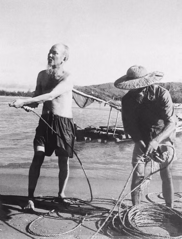 Bác Hồ yêu lao động, hết sức giản dị và tiết kiệm. Ít có vị lãnh tụ nào mà hình ảnh đọng lại trong tâm trí người dân lại gần gũi, bình dị đến thế. Trong ảnh: Bác Hồ cùng kéo lưới với bà con ngư dân ở vùng biển Sầm Sơn, tỉnh Thanh Hóa (7/1/1960). (Ảnh: Tư liệu TTXVN)