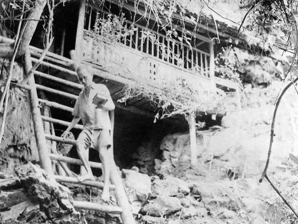 Ở chiến khu Việt Bắc, lãnh đạo kháng chiến kiến quốc, nơi ở của Bác Hồ chỉ là một ngôi nhà sàn bé hoặc mái lá đơn sơ. Trong ảnh: Lán Hang Bồng, xã Tân Trào, huyện Sơn Dương, Tuyên Quang, nơi Chủ tịch Hồ Chí Minh làm việc trong những năm kháng chiến chống thực dân Pháp (1952). (Ảnh: Tư liệu/TTXVN phát)