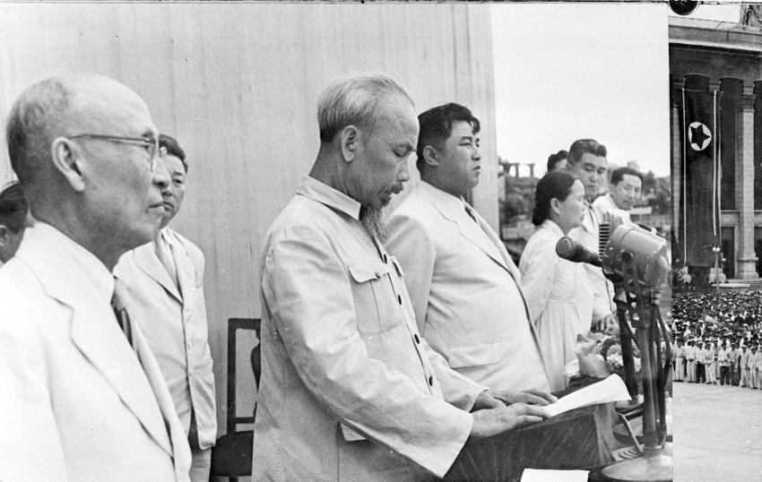 Chủ tịch Hồ Chí Minh và Thủ tướng Kim Nhật Thành tham dự cuộc míttinh trọng thể của nhân dân thủ đô Bình Nhưỡng, chào mừng chuyến thăm hữu nghị CHDCND Triều Tiên từ ngày 8-12/7/1957 của Đoàn đại biểu cấp cao Đảng, Nhà nước Việt Nam, do Chủ tịch Hồ Chí Minh dẫn đầu. (Ảnh: TTXVN)