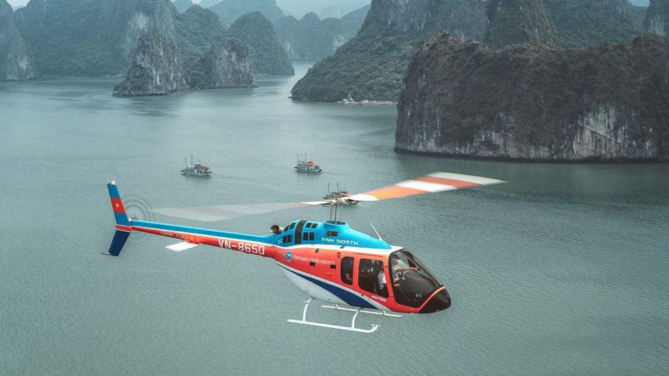 Dịch vụ ngắm Vịnh Hạ Long mới với tên gọi Ha Long Heli Tours vừa được khai trương vào ngày 10/5. (Nguồn: CNN)