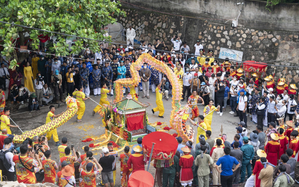 Đông đảo người dân và du khách tham gia lễ phục hiện rước tượng Bà từ đỉnh núi Sam xuống miếu thờ ở dưới chân núi. 