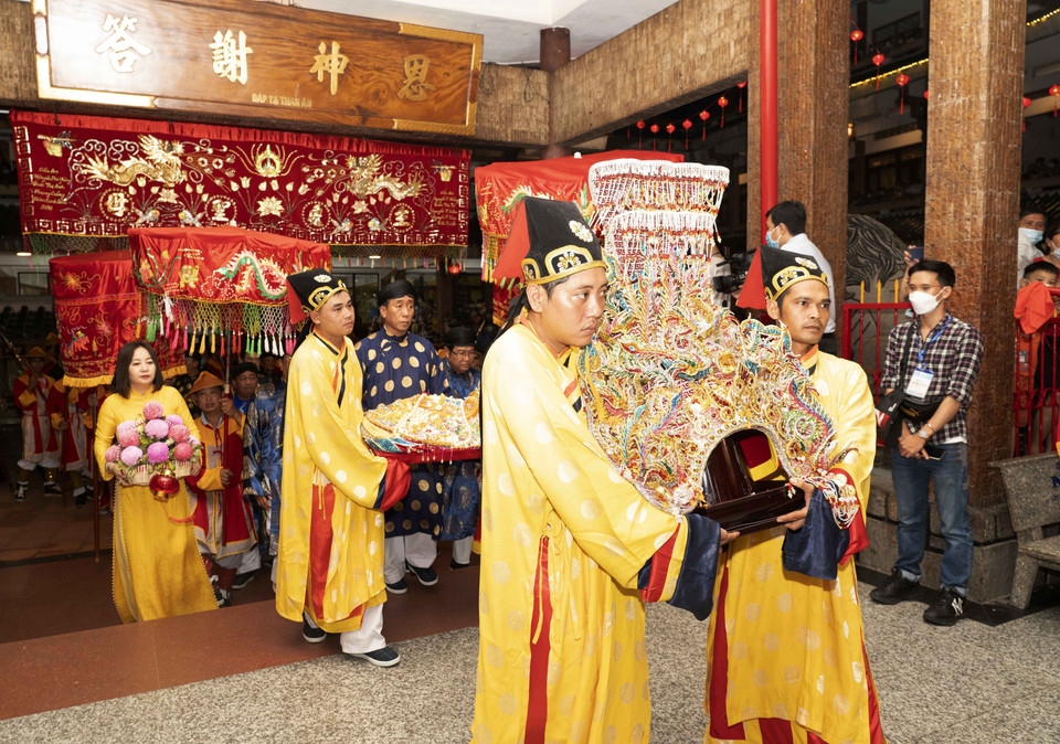 Nghi thức thỉnh Bà Chúa Xứ núi Sam nhập miếu. (Ảnh: Công Mạo/TTXVN)