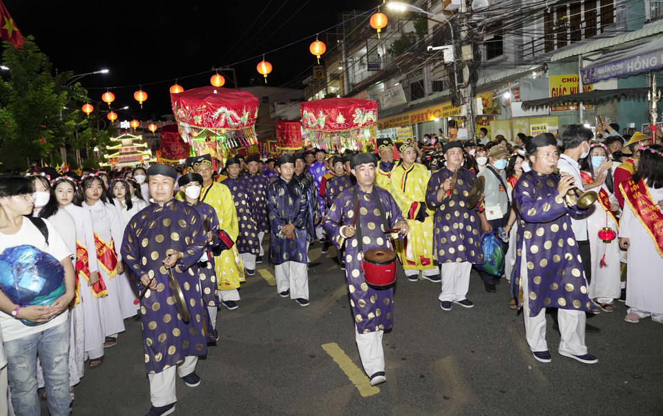 Lễ phục hiện rước tượng Bà từ đỉnh núi Sam xuống miếu thờ ở dưới chân núi. (Ảnh: Công Mạo/TTXVN)