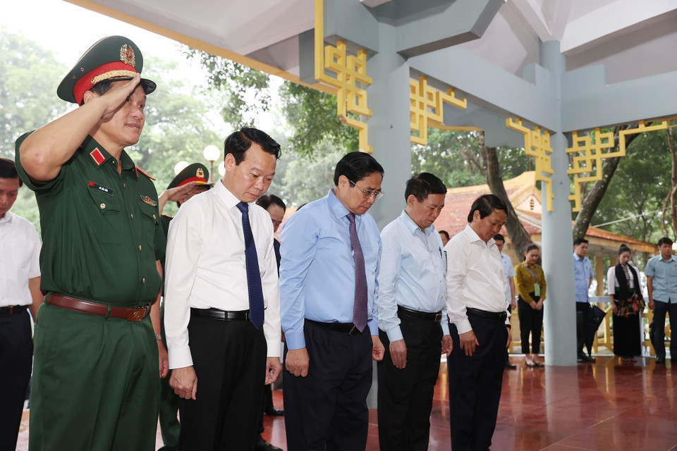 Thủ tướng Phạm Minh Chính dâng hương tưởng niệm các Anh hùng liệt sỹ tại Khu di tích lịch sử quốc gia Căng-Đồn Nghĩa Lộ. (Ảnh: Dương Giang/TTXVN)