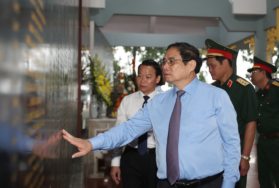 Thủ tướng Phạm Minh Chính xem bia ghi danh tưởng nhớ các Anh hùng liệt sỹ tại Khu di tích lịch sử quốc gia Căng-Đồn Nghĩa Lộ. (Ảnh: Dương Giang/TTXVN)