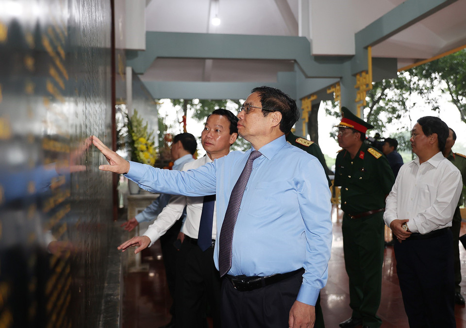 Thủ tướng Phạm Minh Chính xem bia ghi danh tưởng nhớ các Anh hùng liệt sỹ tại Khu di tích lịch sử quốc gia Căng-Đồn Nghĩa Lộ. (Ảnh: Dương Giang/TTXVN)