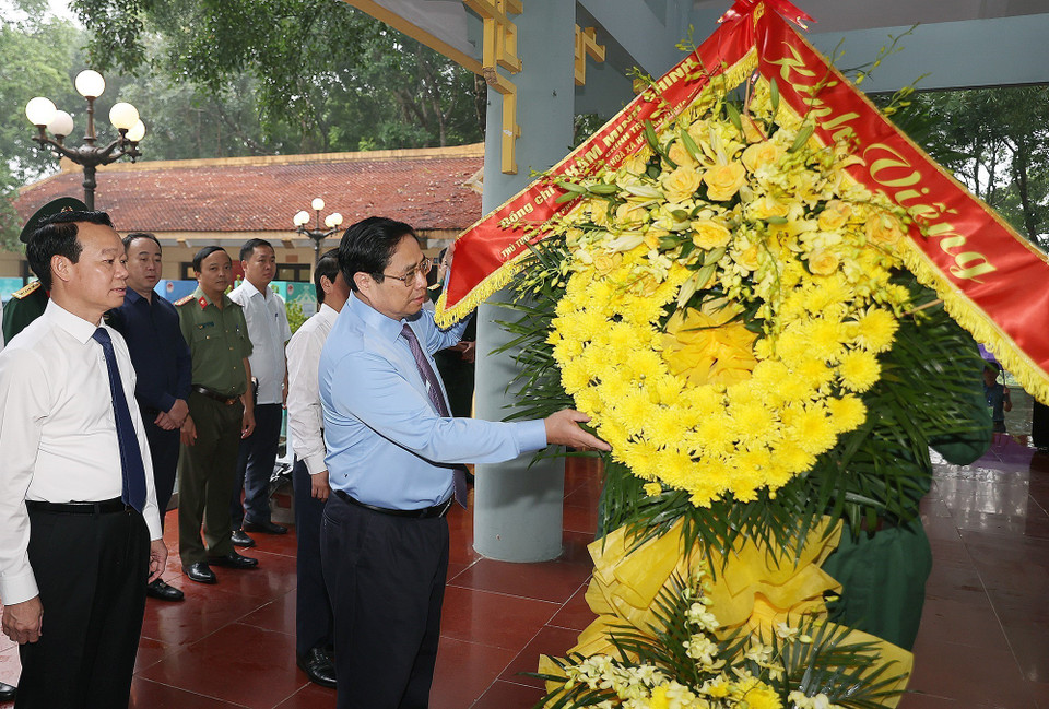 Thủ tướng Phạm Minh Chính dâng hoa tưởng niệm các Anh hùng liệt sỹ tại Khu di tích lịch sử quốc gia Căng-Đồn Nghĩa Lộ. (Ảnh: Dương Giang/TTXVN)