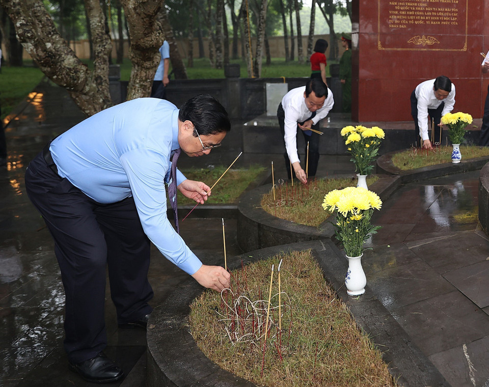 Thủ tướng Phạm Minh Chính thắp hương mộ liệt sỹ tại Khu di tích lịch sử quốc gia Căng-Đồn Nghĩa Lộ. (Ảnh: Dương Giang/TTXVN)