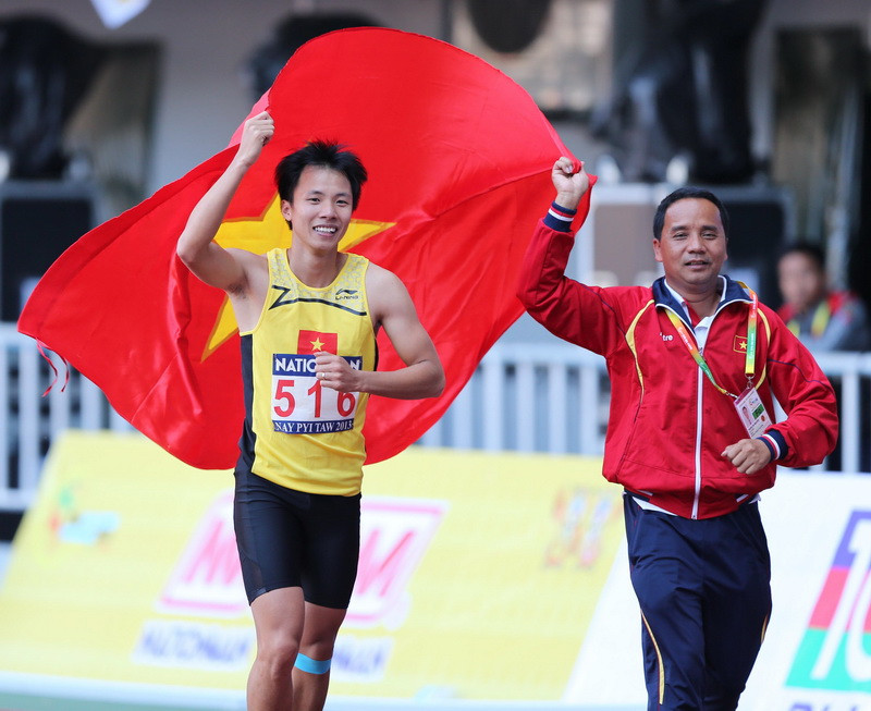 Vận động viên Nguyễn Văn Hùng đoạt Huy chương Vàng nội dung nhảy 3 bước nam. (Ảnh: Quang Nhựt/TTXVN)