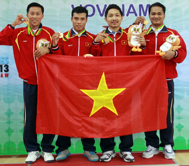 Các võ sĩ Việt Nam đoạt Huy chương Vàng nội dung đòn tấn công nam môn Vovinam. (Ảnh: Quang Nhựt/TTXVN)