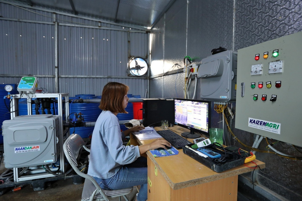 Trung tâm điều khiển hệ thống tưới, đảm bảo dinh dưỡng cho cây trồng tại HTX Rau sạch Yên Dũng. (Ảnh: Minh Quyết/TTXVN)