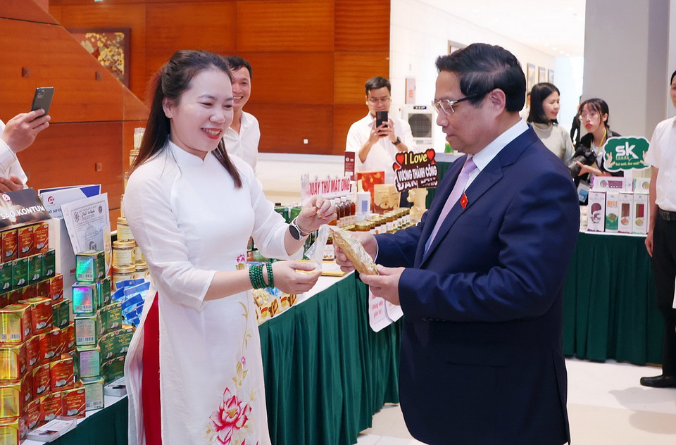 Thủ tướng Phạm Minh Chính tham quan các gian hàng trưng bày sản phẩm đạt chất lượng Halal Việt Nam. (Ảnh: Phạm Kiên/TTXVN)