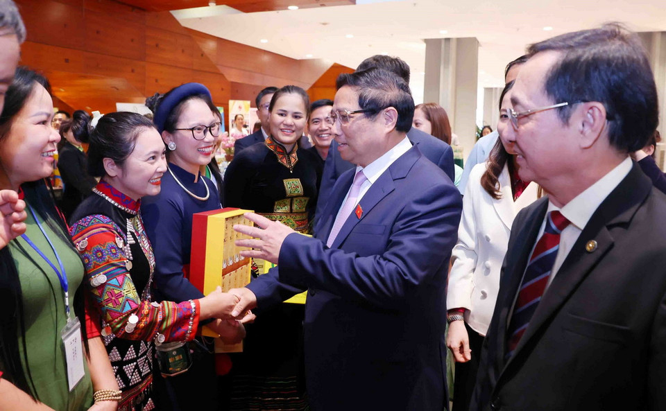 Thủ tướng Phạm Minh Chính tham quan các gian hàng trưng bày sản phẩm đạt chất lượng Halal Việt Nam. (Ảnh: Phạm Kiên/TTXVN)