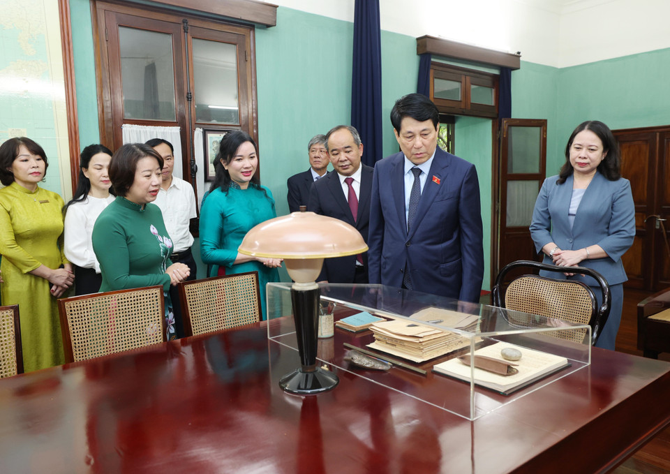 Chủ tịch nước Lương Cường xem những tài liệu, hiện vật được bảo quản, gìn giữ nguyên vẹn về những ngày sống và làm việc của Chủ tịch Hồ Chí Minh tại Nhà 67. (Ảnh: Lâm Khánh/TTXVN)