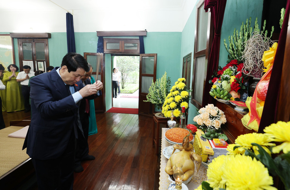 Chủ tịch nước Lương Cường dâng hương tưởng niệm Bác Hồ tại Nhà 67. (Ảnh: Lâm Khánh/TTXVN)