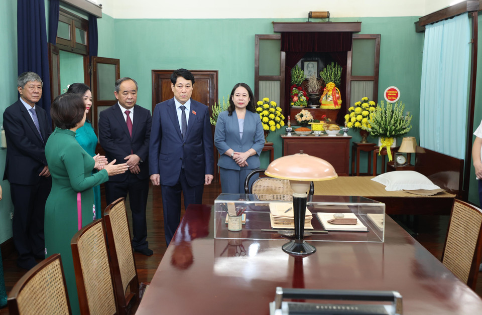 Chủ tịch nước Lương Cường nghe giới thiệu những tài liệu, hiện vật được bảo quản, gìn giữ nguyên vẹn về những ngày sống và làm việc của Chủ tịch Hồ Chí Minh tại Nhà 67. (Ảnh: Lâm Khánh/TTXVN)