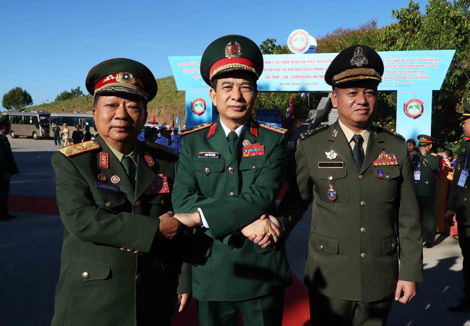 Đại tướng Phan Văn Giang, Bộ trưởng Bộ Quốc phòng Việt Nam đón Đại tướng Chansamone Chanyalath, Phó Thủ tướng Chính phủ, Bộ trưởng Bộ Quốc phòng Lào và Đại tướng Tea Seiha, Phó Thủ tướng Chính phủ, Bộ trưởng Bộ Quốc phòng Campuchia tại khu vực cột mốc ngã ba biên giới ba nước. (Ảnh: An Đăng/TTXVN)