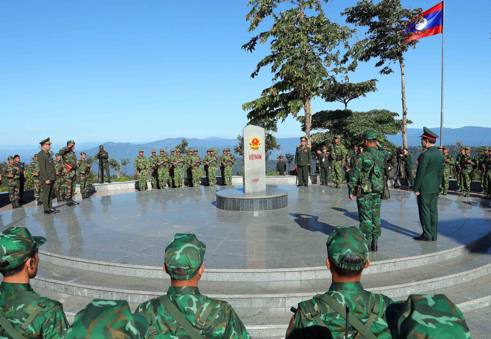 Đại tướng Phan Văn Giang, Đại tướng Chansamone Chanyalath và Đại tướng Tea Seiha chứng kiến lực lượng bảo vệ biên giới ba nước phối hợp tổ chức tuần tra, kiểm tra cột mốc ngã ba biên giới. (Ảnh: An Đăng/TTXVN)