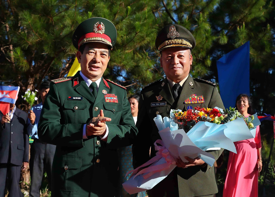 Đại tướng Phan Văn Giang, Bộ trưởng Bộ Quốc phòng Việt Nam đón Đại tướng Tea Seiha, Phó Thủ tướng Chính phủ, Bộ trưởng Bộ Quốc phòng Campuchia tại khu vực cột mốc ngã ba biên giới Việt Nam- Lào-Campuchia. (Ảnh: An Đăng/TTXVN)