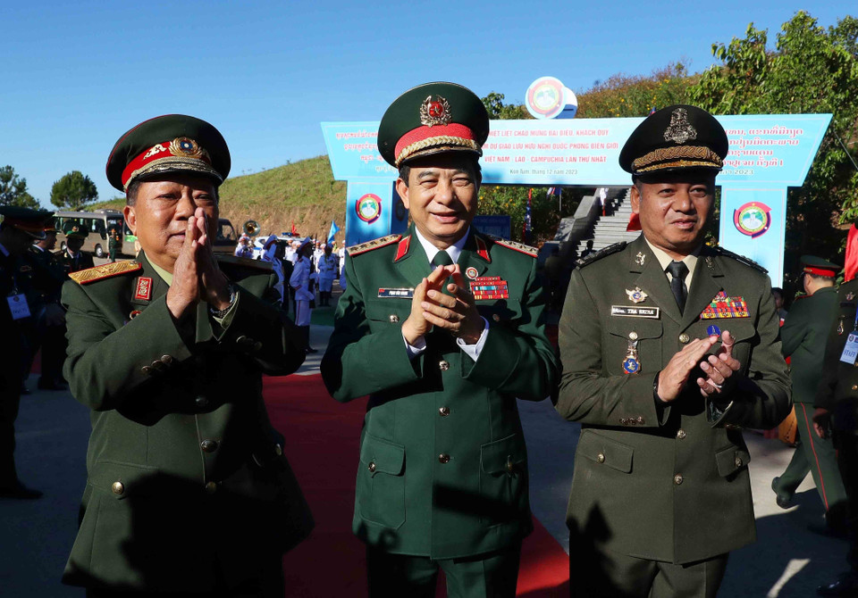 Đại tướng Phan Văn Giang, Bộ trưởng Bộ Quốc phòng Việt Nam đón Đại tướng Chansamone Chanyalath, Bộ trưởng Bộ Quốc phòng Lào và Đại tướng Tea Seiha, Phó Thủ tướng Chính phủ, Bộ trưởng Bộ Quốc phòng Campuchia Campuchia tại khu vực cột mốc ngã ba biên giới ba nước. (Ảnh: An Đăng/TTXVN)