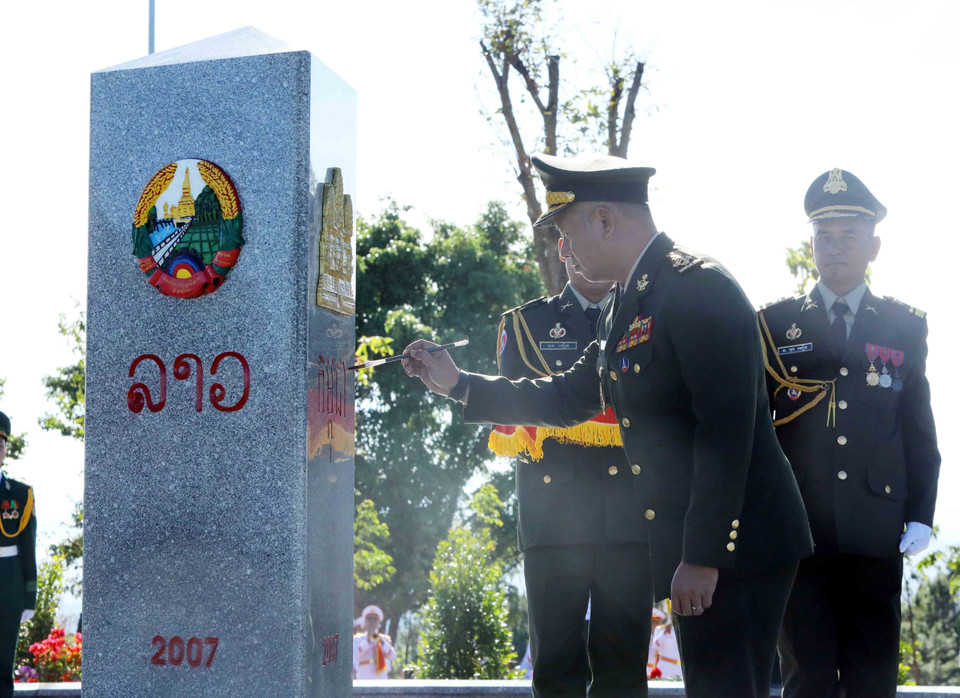Đại tướng Tea Seiha, Phó Thủ tướng Chính phủ, Bộ trưởng Bộ Quốc phòng Campuchia tô son cột mốc chủ quyền tại cột mốc ngã ba biên giới Việt Nam-Lào-Campuchia. (Ảnh: An Đăng/TTXVN)