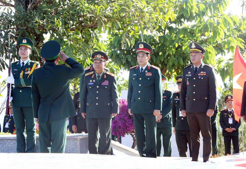 Đại tướng Phan Văn Giang, Bộ trưởng Bộ Quốc phòng Việt Nam; Đại tướng Chansamone Chanyalath, Phó Thủ tướng Chính phủ, Bộ trưởng Bộ Quốc phòng Lào và Đại tướng Tea Seiha, Phó Thủ tướng Chính phủ, Bộ trưởng Bộ Quốc phòng Campuchia tại chương trình Giao lưu Hữu nghị Quốc phòng Biên giới. (Ảnh: An Đăng/TTXVN)