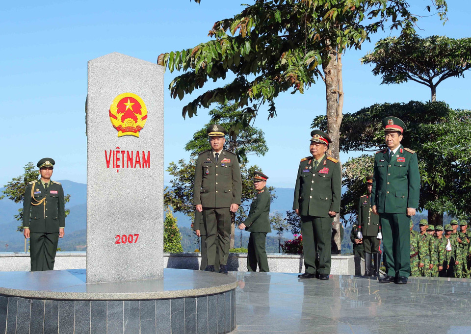 Đại tướng Phan Văn Giang, Bộ trưởng Bộ Quốc phòng Việt Nam; Đại tướng Chansamone Chanyalath, Phó Thủ tướng Chính phủ, Bộ trưởng Bộ Quốc phòng Lào và Đại tướng Tea Seiha, Phó Thủ tướng Chính phủ, Bộ trưởng Bộ Quốc phòng Campuchia tại khu vực cột mốc ngã ba biên giới ba nước. (Ảnh: An Đăng/TTXVN)